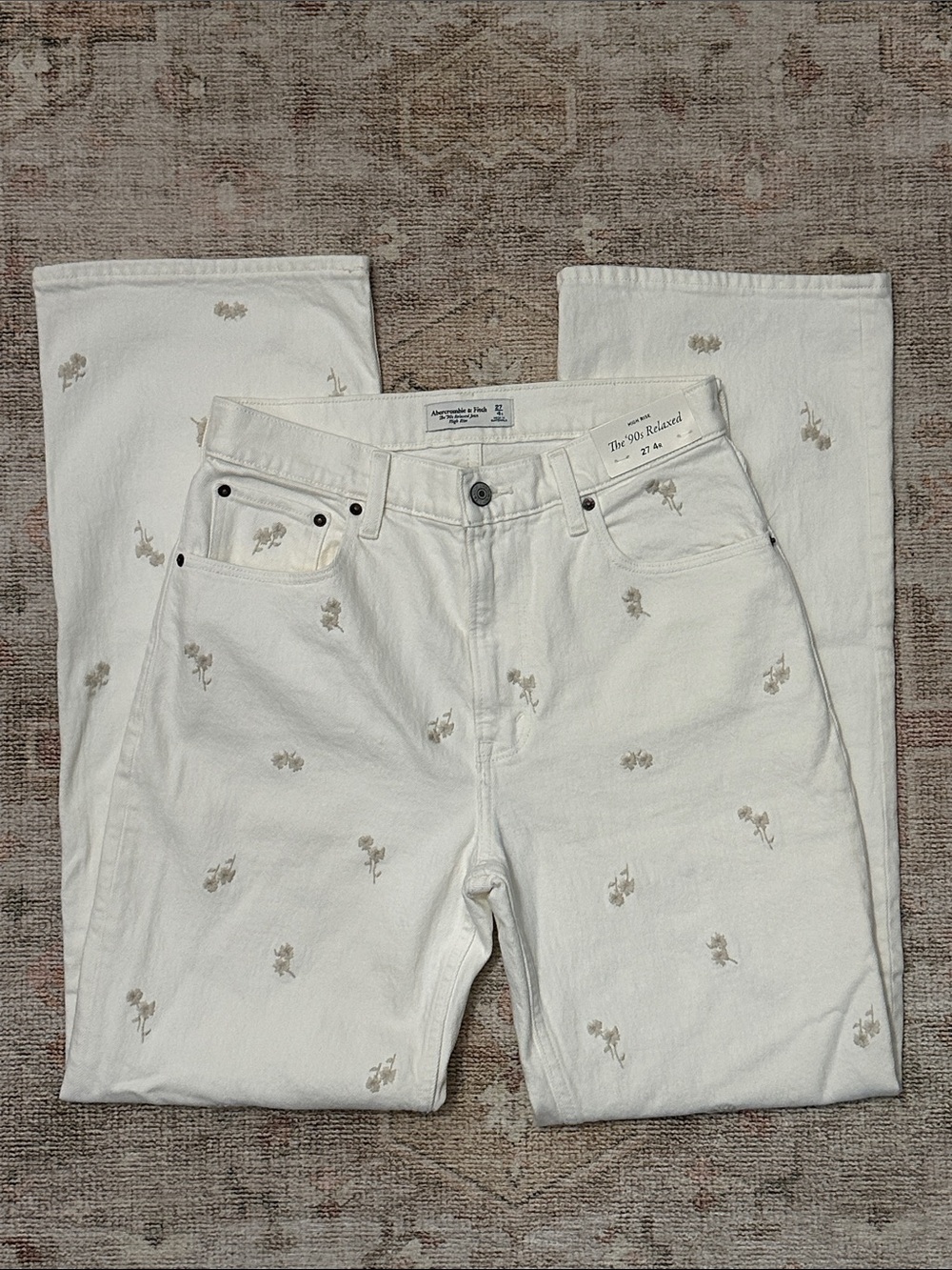 Woman’s NWTs Abercrombie & Fitch The 90s Relaxed High Rise Jeans
